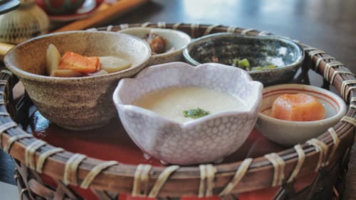 petit déjeuner au ryokan Satsuki Bessou, une variété de plats servis dans des petits contenants en céramique
