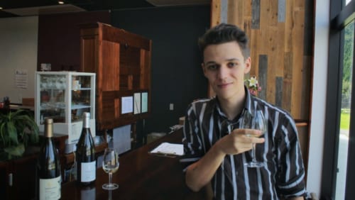 Luca, un verre de Chardonnay de Kikuka à la main