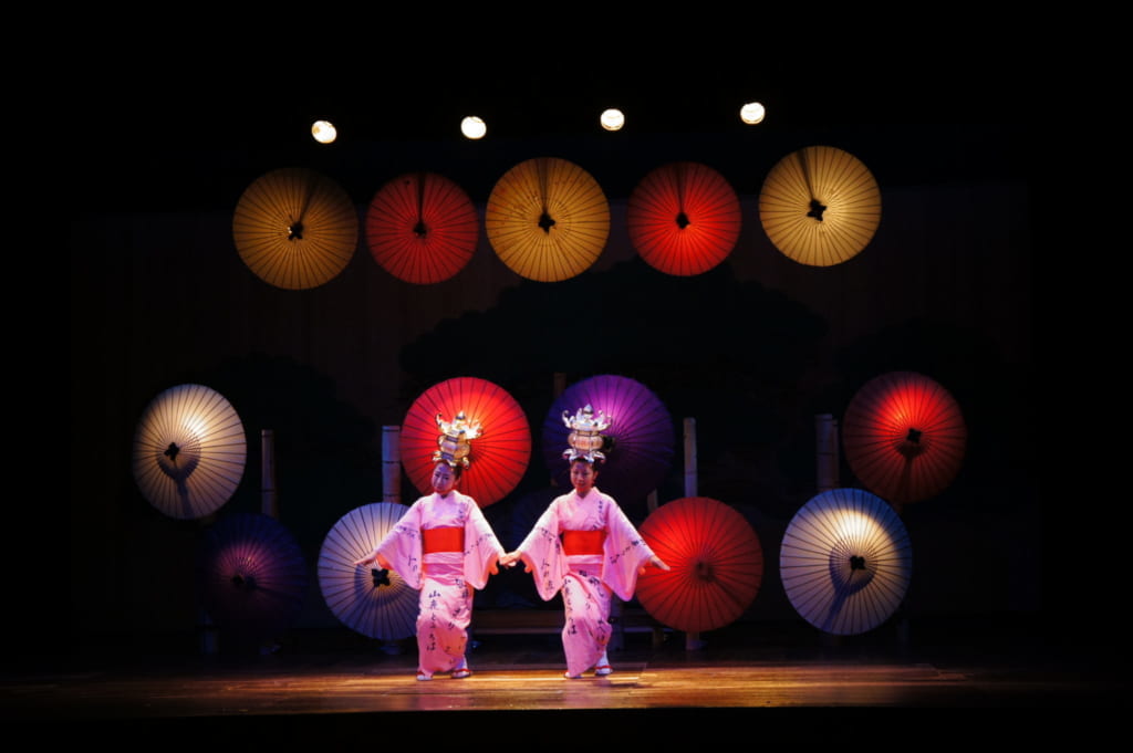 Les danseuses du Yamaga Tourou dans le théâtre Yachiyoza