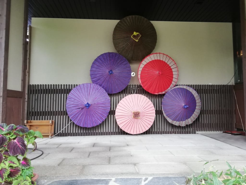 ombrelles sur les murs du ryokan Kafutei dans la préfecture de kumamoto