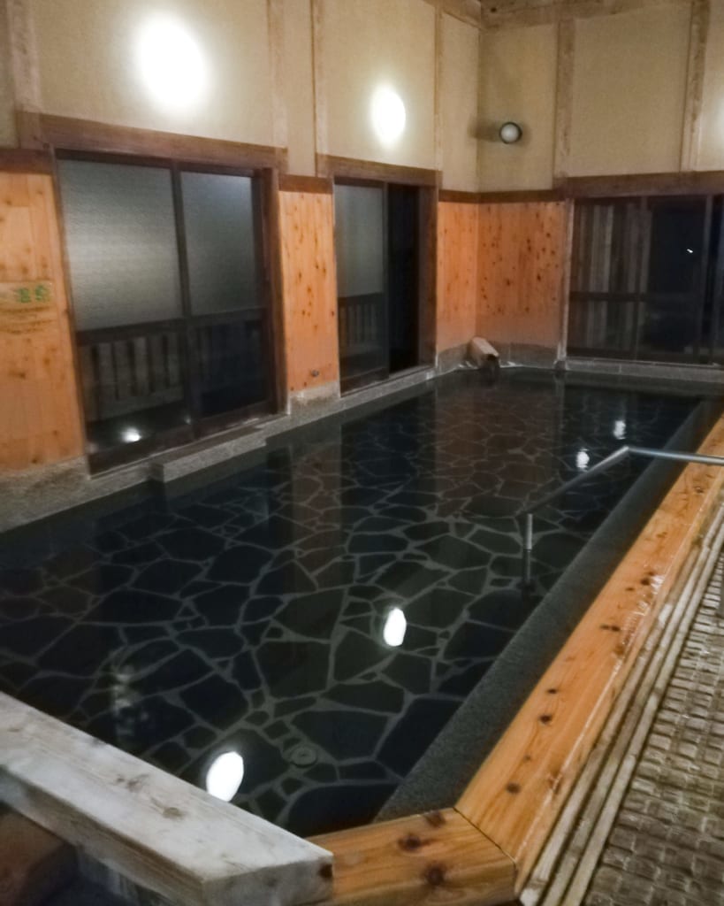 bain onsen intérieur du ryokan kafutei