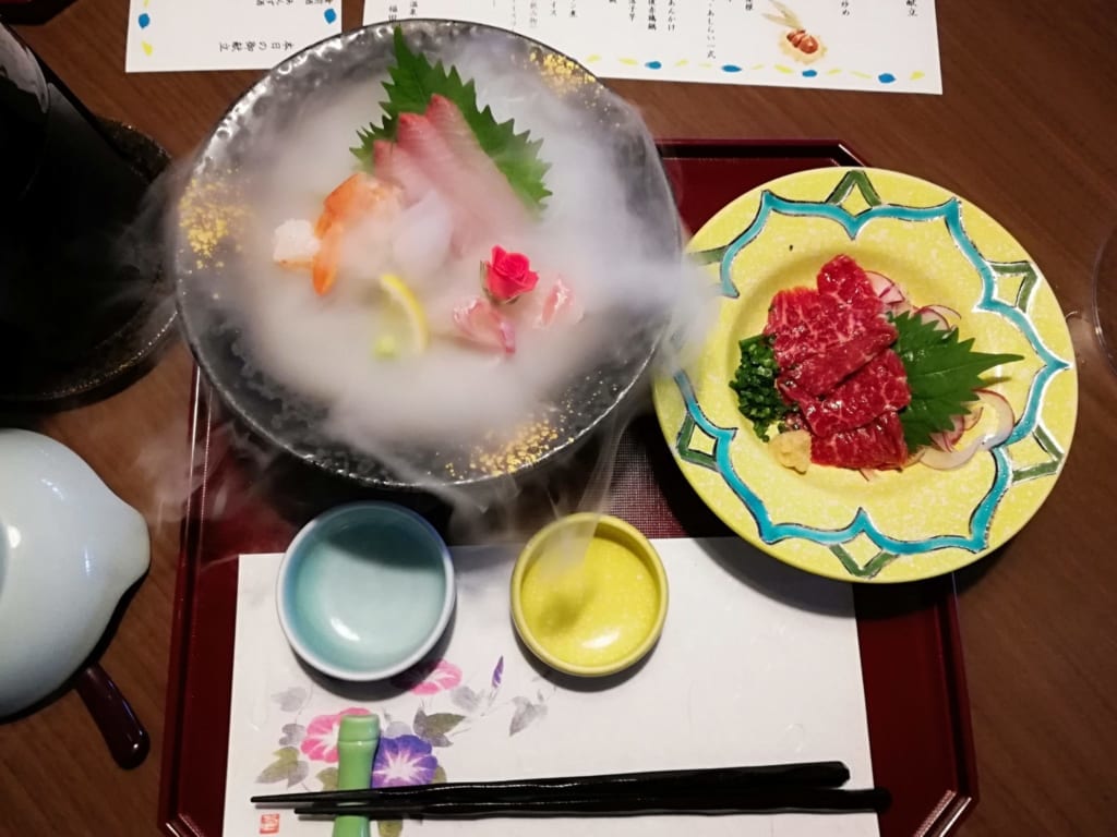 Sashimis et bashimi servis au cours du dîner kaiseki au ryokan Kafutei