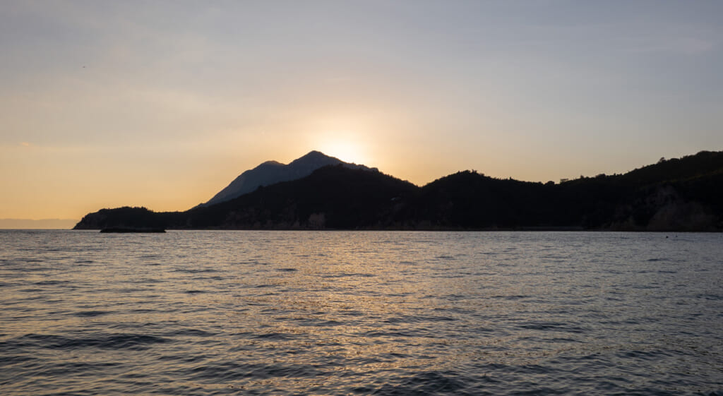 Vue depuis le port de Kure le soir