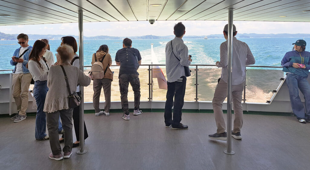 Pont du bateau touristique