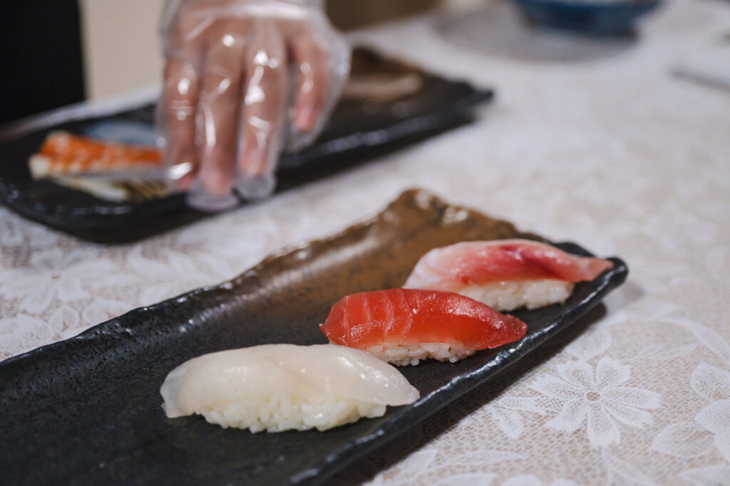 Sushi frais en groupe