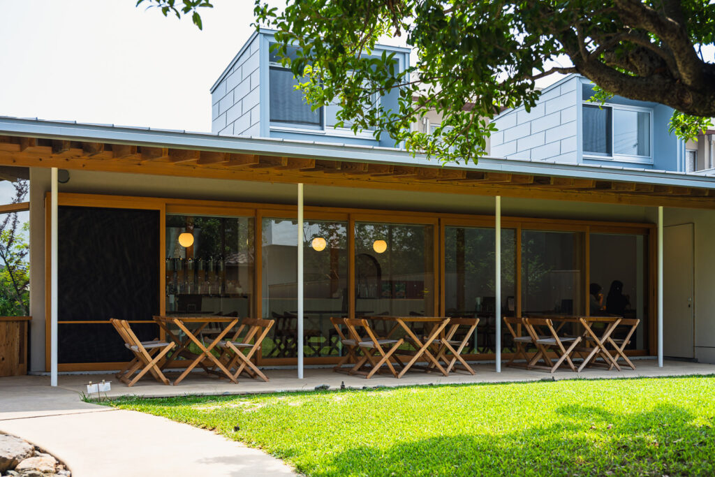 La jolie terrasse du café