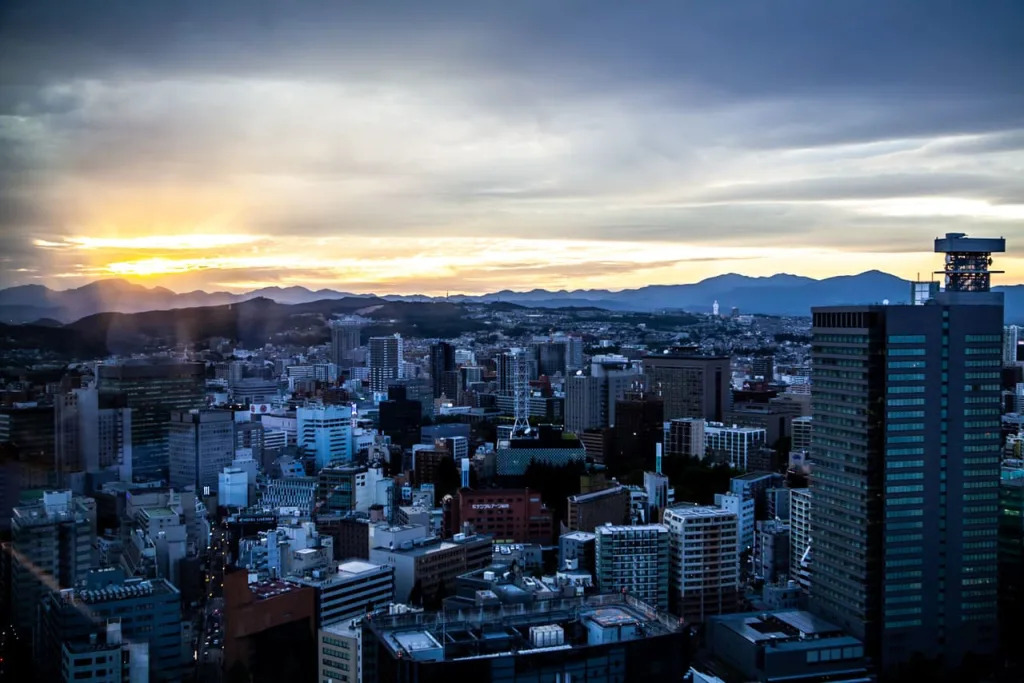 La ville à la nuit tombée