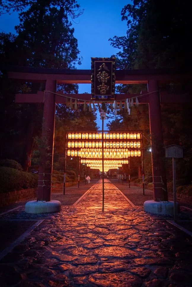 L'entrée de l'Osaki Hachimangu la nuit