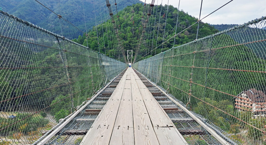 Pont suspendu le long du road trip