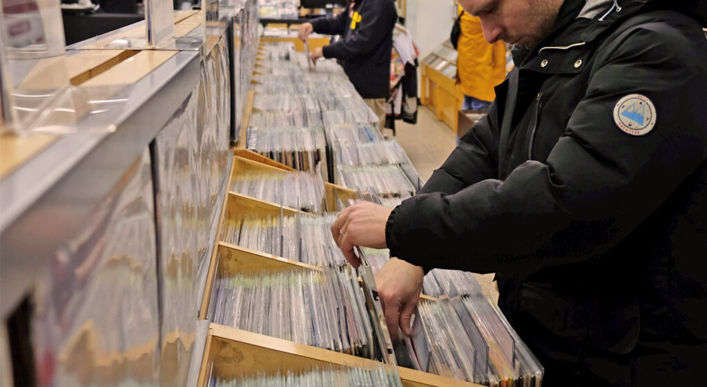 L'auteur en train de chercher la perle rare