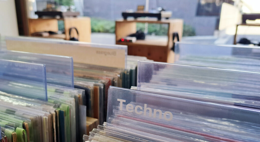 Fouiller dans les bacs de vinyles à Tokyo