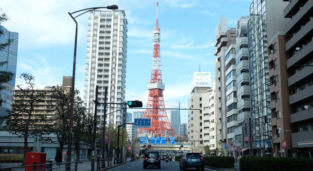 La tour de Tokyo depuis un taxi
