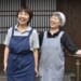 Yuri et sa mère, tout sourire devant leur maison d'hôtes à Ubuyama