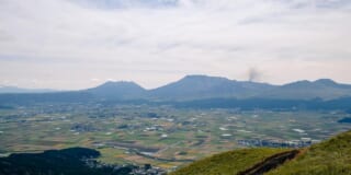 Panorama sur la caldeira du mont Aso à Kumamoto