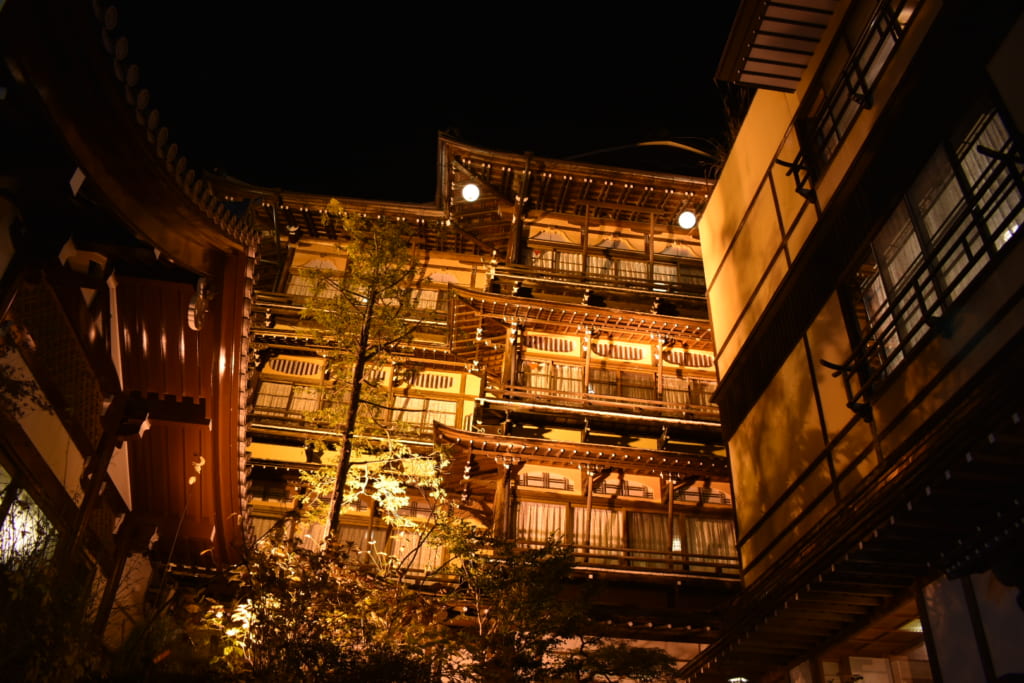 Ryokan storico a Shibu Onsen di notte