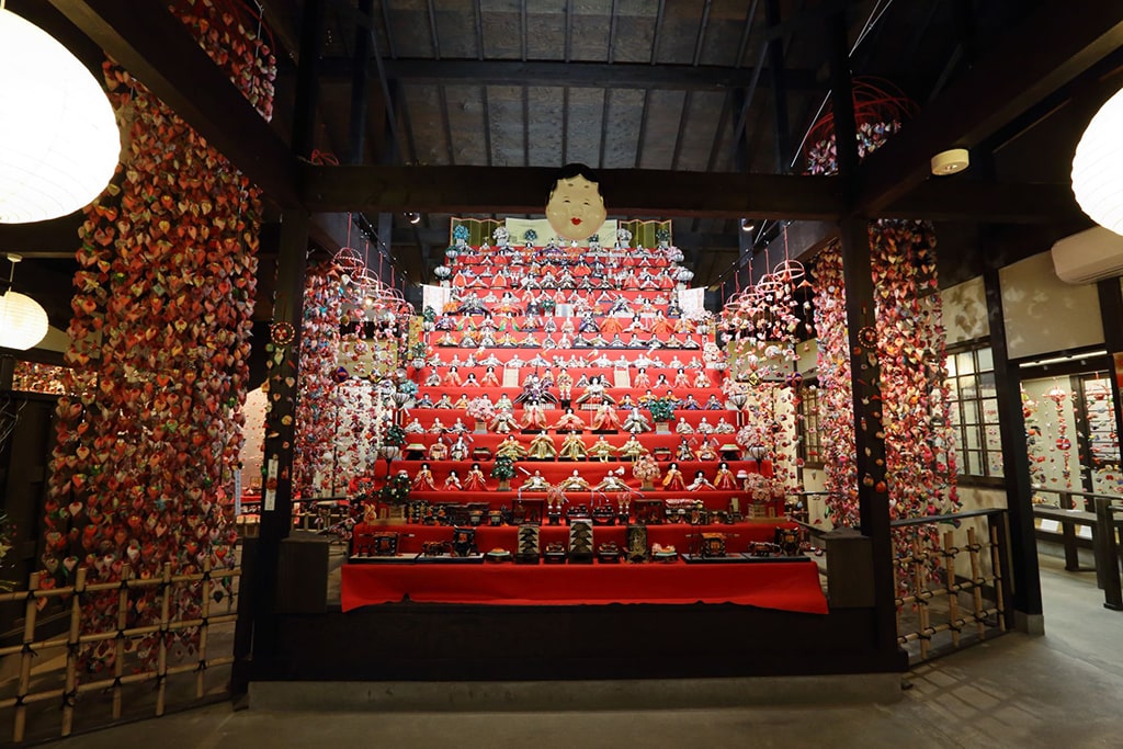 L'esposizione tradizionale completa per l’Hina Matsuri con molte bambole