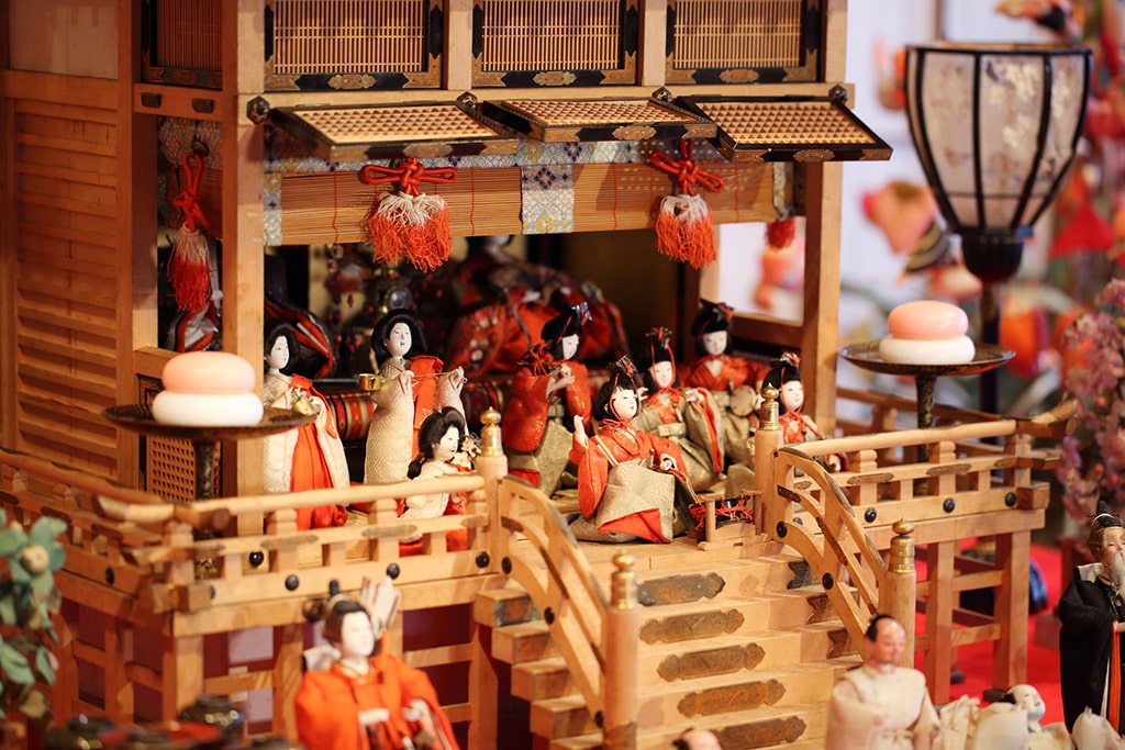 Dettagli delle decorazioni tradizionali dell’Hina Matsuri a Shizuoka: tante piccole bambole davanti alla coppia imperiale