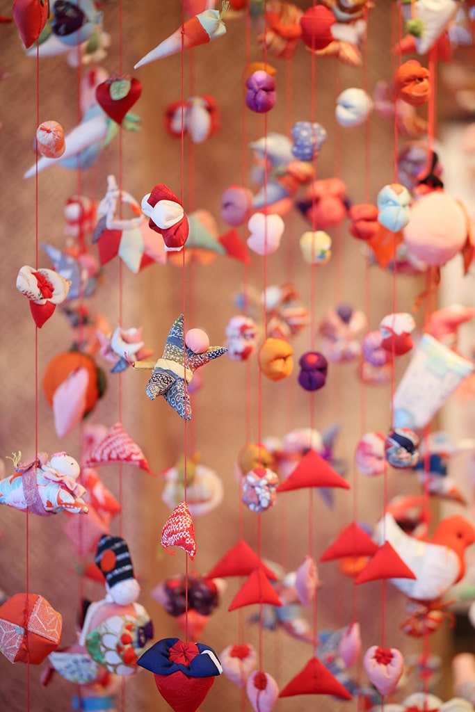 Dettagli delle decorazioni colorate in tessuto per l’Hina Matsuri