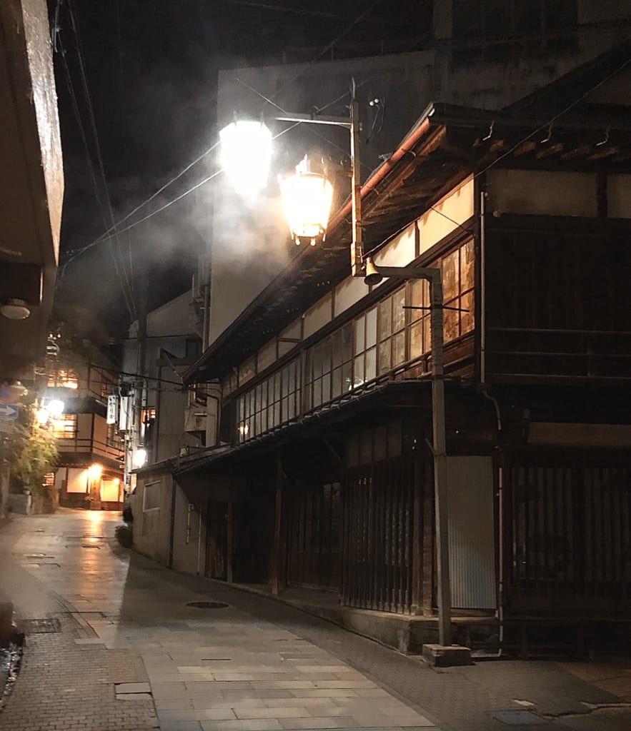 Strada di Shibu Onsen di notte