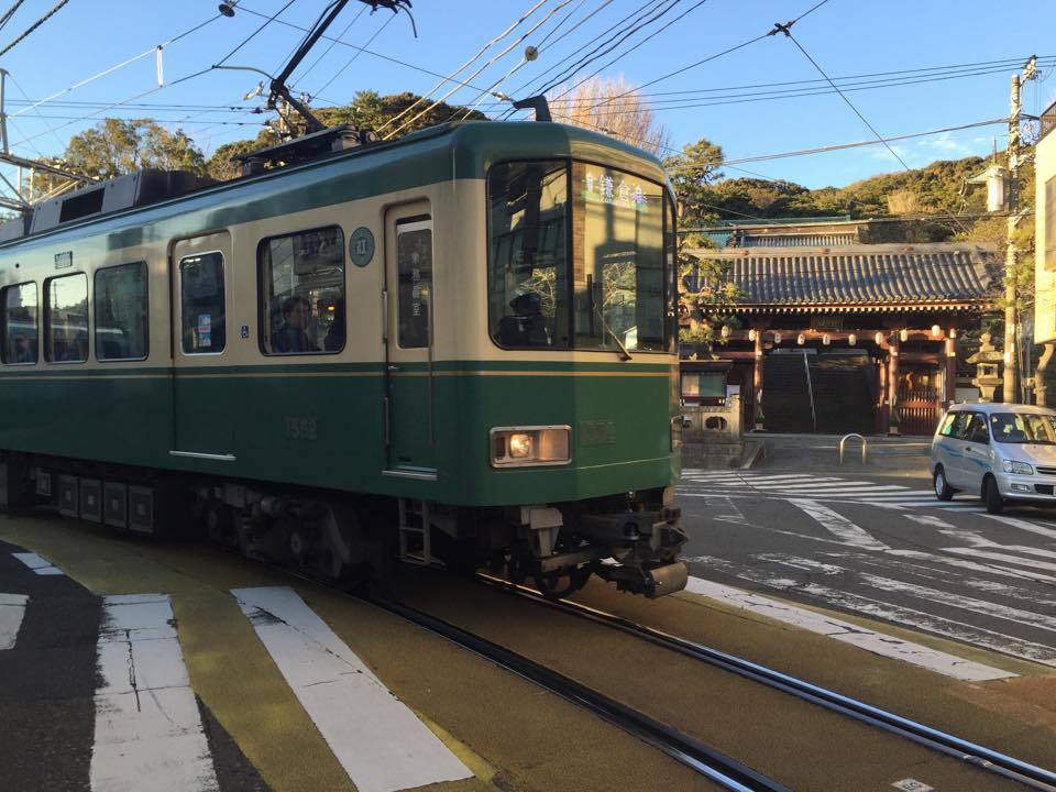 Tram della linea Enoden che corre tra Kamakura ed Enoshima