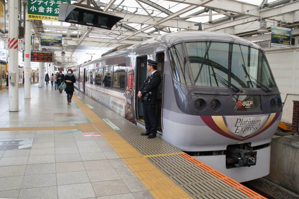 Treno Red Arrow Limited Express attende i viaggiatori in partenza per Kawagoe.