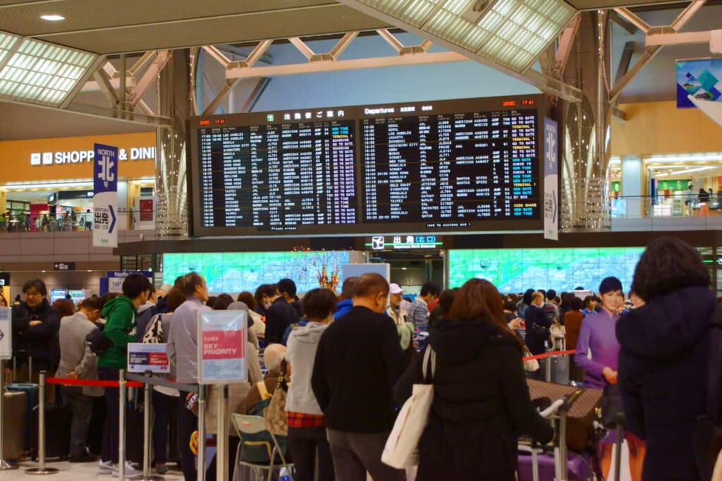 Fila ai controlli di sicurezza al terminal internazionale dell'aeroporto di Narita