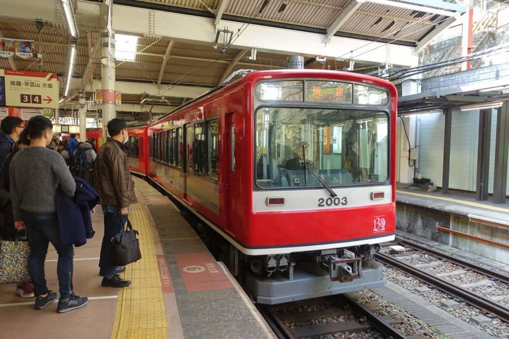 Treno in una stazione della linea Odakyu