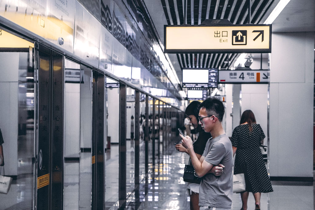 Passeggeri connessi al Wi-Fi in una stazione dei treni in Giappone