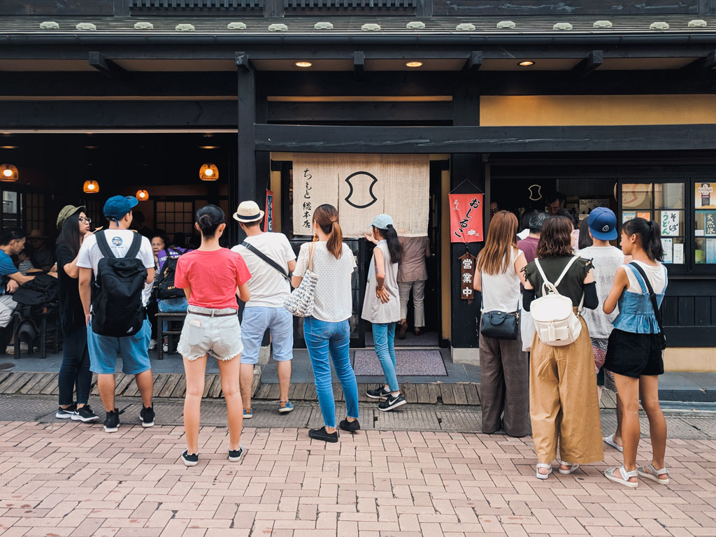 Turisti in Giappone che usano un Wi-Fi pubblico
