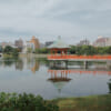 Ponticello e pagoda nel laghetto del Parco Ohori a Fukuoka