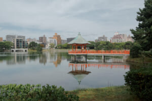 Ponticello e pagoda nel laghetto del Parco Ohori a Fukuoka