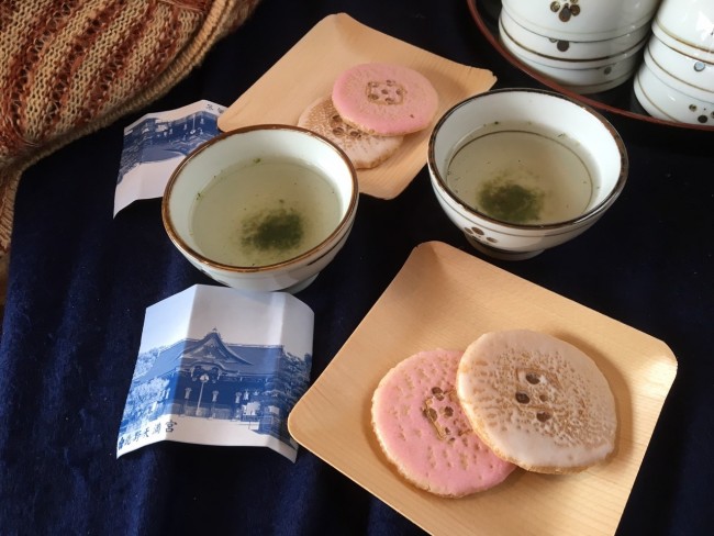 tea and delicious sembei rice cracker while you can enjoy while sitting off to the side of the garden