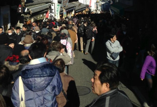 Many shops, many people lining Narita-san temple street during Hatsumōde New Year visit, Narita