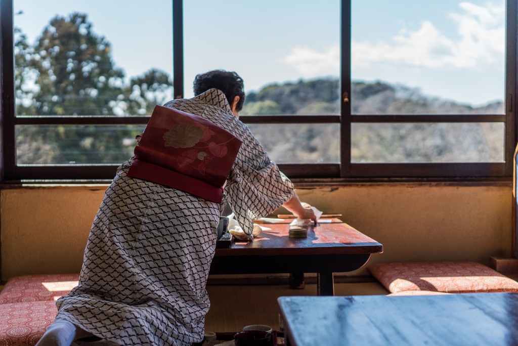 Soba Restaurant in Kamakura: Rai Tei , worker sets up tables