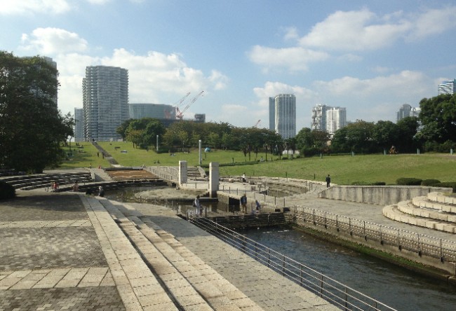 Green Rinko Park overlooking Yokohama port, nearby amusement park Cosmo World