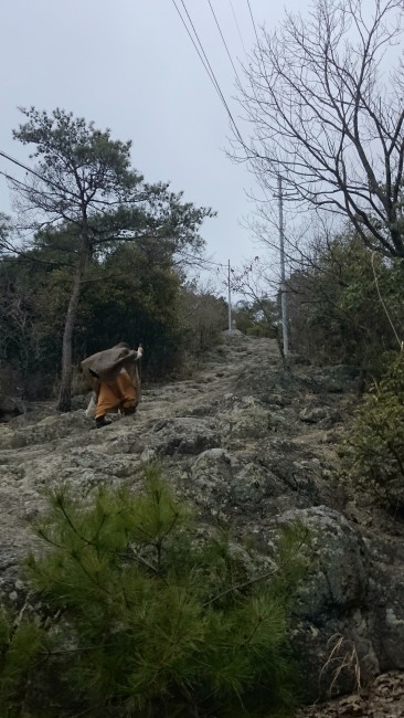 Mountain-mounting monk hints at a coming temple, Himeji Shoshasan hiking trail