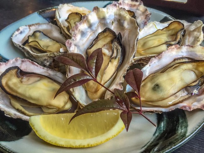 A robust oyster serving