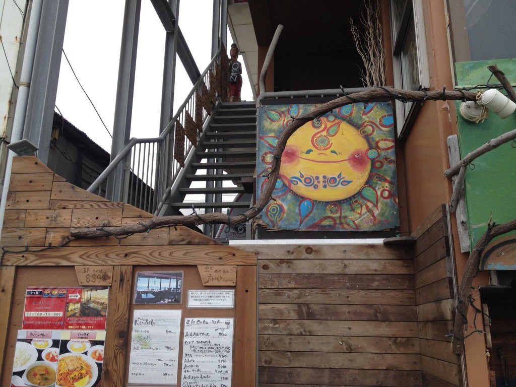 Kamakura cafe Magokoro exterior, with a menu that often features vegan or vegetarian options