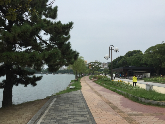 The Fukuoka favorite Ohori Park has an active walking path alongside a relaxing garden, reflective lake panorama