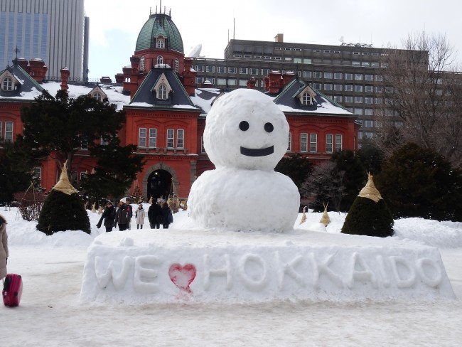 snowman that says we love heart Hokkaido in Sapporo before going to the curry restaurant.