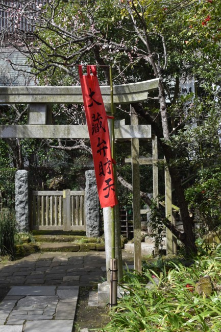 Single red banner next to torii gate