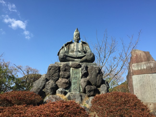 Morimoto Yoritomo statue looking over Genjiyama Park, Kamakura