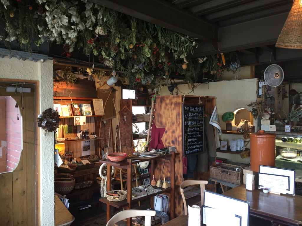 A vine-sprawl design over Magokoro cafe interior walls, Kamakura 