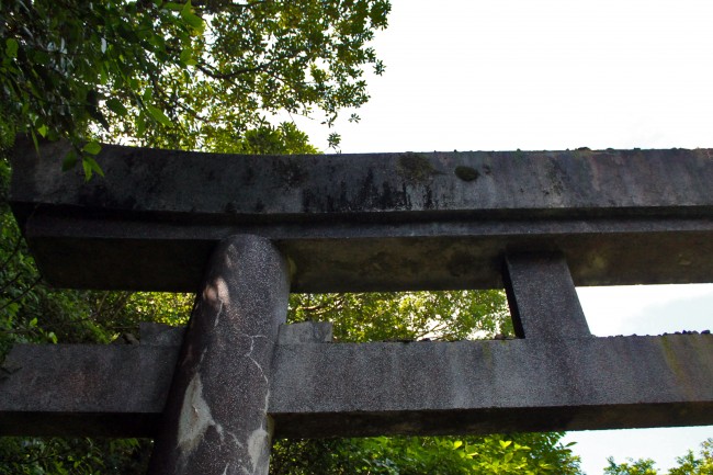 Kinpo_torii and stones