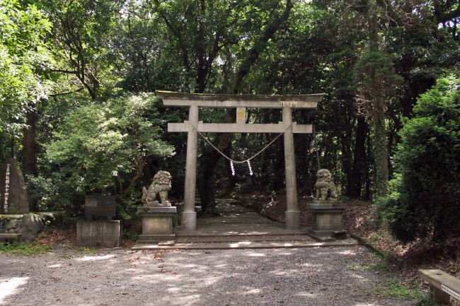 Torii gate to Hananonamida shrine at Kinpo Mountain