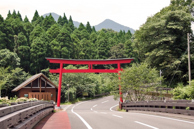 Torii gate near a shrine on the way to Kinpo Mountain.