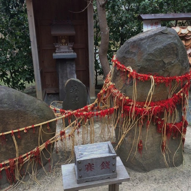 Red-strung rock inside Kuzuharaoka shrine, Daibutsu hiking course, Kamakura