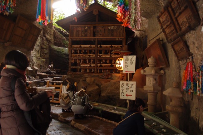 Interior shrine, Zeniaraibenten shrine, off Daibutsu hiking course, Kamakura