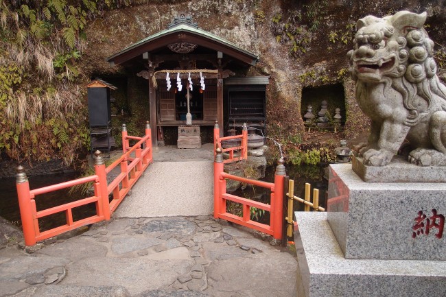 Small altar, Zeniaraibenten shrine, off Daibutsu hiking course, Kamakura