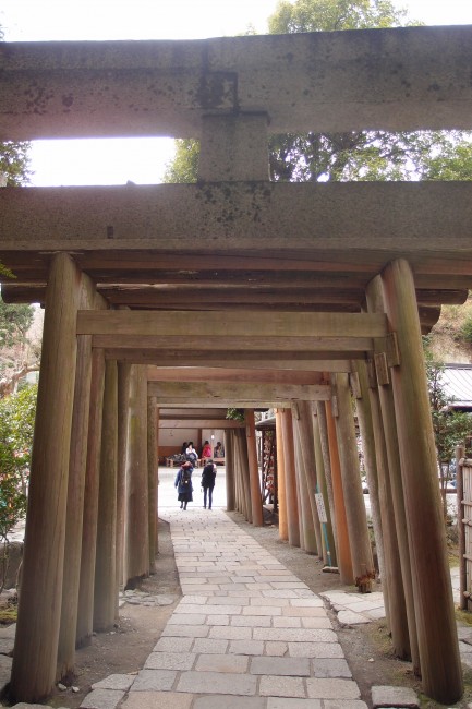 Kuzuharaoka shrine lead-in, off Daibutsu hiking course, Kamakura